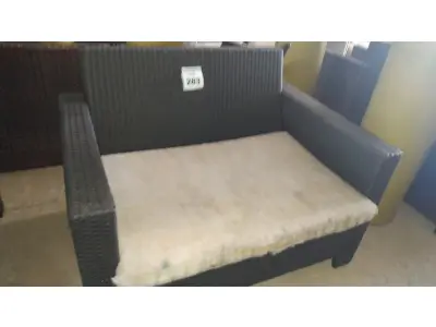 LOTE 283 - 01 SOFÁ DE 2 LUGARES. (NO ESTADO EM QUE SE ENCONTRA. SUJEITO A AVARIAS OCULTAS/VISÍVEIS.) BH1679N