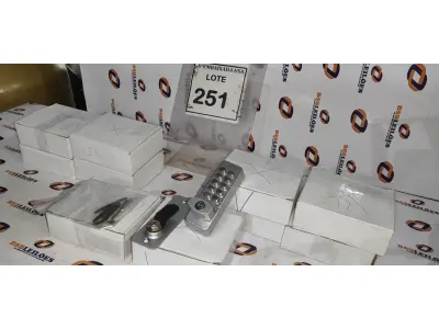 LOTE 251 - 09 CAIXAS COM FECHADURAS. (NO ESTADO EM QUE SE ENCONTRA. SUJEITO A AVARIAS OCULTAS/VISÍVEIS.)