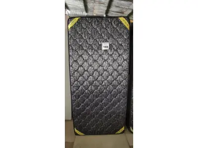 LOTE 169 - 01 COLCHÃO SOLTEIRO COM BASE 1,88CM X 0,88CM. (NO ESTADO EM QUE SE ENCONTRA. SUJEITO A AVARIAS OCULTAS/VISÍVEIS.) BJ7201P