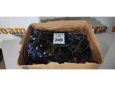 LOTE 249 - 01 CAIXA COM CABOS VGA PARA COMPUTADORES. (NO ESTADO EM QUE SE ENCONTRA. SUJEITO A AVARIAS OCULTAS/VISÍVEIS.)