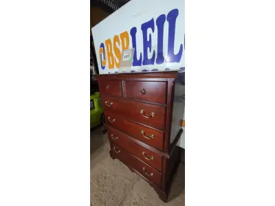 LOTE 181 - 01 CÔMODA ALTA EM MADEIRA. (NO ESTADO EM QUE SE ENCONTRA. SUJEITO A AVARIAS OCULTAS/VISÍVEIS.) BF8511R