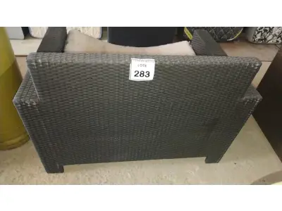 LOTE 283 - 01 SOFÁ DE 2 LUGARES. (NO ESTADO EM QUE SE ENCONTRA. SUJEITO A AVARIAS OCULTAS/VISÍVEIS.) BH1679N