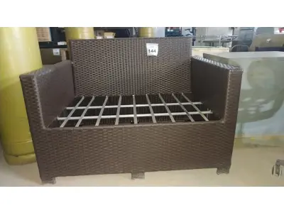 LOTE 144 - 01 SOFÁ DE JARDIM. (NO ESTADO EM QUE SE ENCONTRA. SUJEITO A AVARIAS OCULTAS/VISÍVEIS.) BH1579R