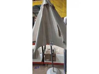 LOTE 178 - 01 GUARDA SOL COM BASE. (NO ESTADO EM QUE SE ENCONTRA. SUJEITO A AVARIAS OCULTAS/VISÍVEIS.) BH1638S