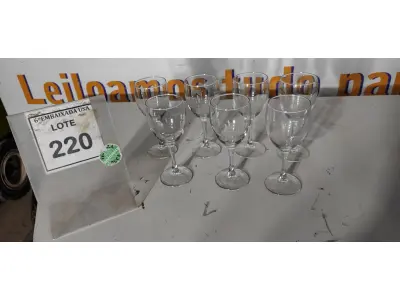 LOTE 220 - 07 TAÇAS EM VIDRO . (NO ESTADO EM QUE SE ENCONTRA. SUJEITO A AVARIAS OCULTAS/VISÍVEIS.)