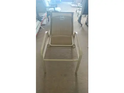 LOTE 273 - 01 ESPREGUIÇADEIRA. (NO ESTADO EM QUE SE ENCONTRA. SUJEITO A AVARIAS OCULTAS/VISÍVEIS.) BF8580W