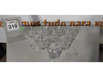 LOTE 219 - 01 LOTE COM 10 COPOS DE VIDRO. (NO ESTADO EM QUE SE ENCONTRA. SUJEITO A AVARIAS OCULTAS/VISÍVEIS.)