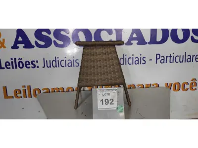 LOTE 192 - 01 MESA DE CANTO. (NO ESTADO EM QUE SE ENCONTRA. SUJEITO A AVARIAS OCULTAS/VISÍVEIS.) BH1523N