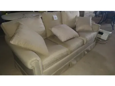 LOTE 155 - 01 SOFÁ 3 LUGARES NA COR CINZA. (NO ESTADO EM QUE SE ENCONTRA. SUJEITO A AVARIAS OCULTAS/VISÍVEIS.) BF8490U