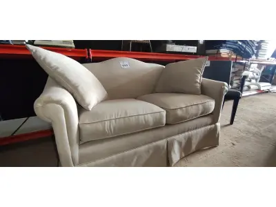 LOTE 193 - 01 SOFÁ 2 LUGARES NA COR CINZA. (NO ESTADO EM QUE SE ENCONTRA. SUJEITO A AVARIAS OCULTAS/VISÍVEIS.) BF8526N