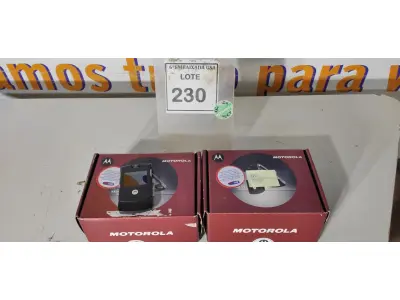 LOTE 230 - 02 MOTOROLAS RAZR V3 BLACK. (NO ESTADO EM QUE SE ENCONTRA. SUJEITO A AVARIAS OCULTAS/VISÍVEIS.) DS4NGWKG6C, DS4NGWKCCM