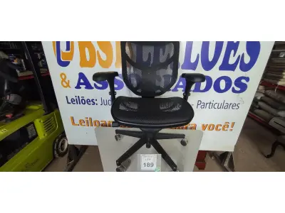 LOTE 189 - 01 CADEIRA DE ESCRITÓRIO NA COR PRETA. (NO ESTADO EM QUE SE ENCONTRA. SUJEITO A AVARIAS OCULTAS/VISÍVEIS.)