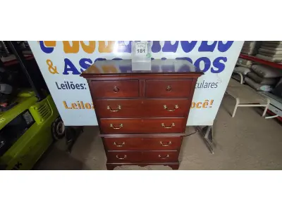 LOTE 181 - 01 CÔMODA ALTA EM MADEIRA. (NO ESTADO EM QUE SE ENCONTRA. SUJEITO A AVARIAS OCULTAS/VISÍVEIS.) BF8511R