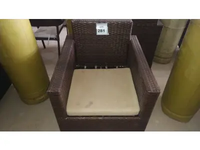 LOTE 281 - 01 POLTRONA DE JARDIM. (NO ESTADO EM QUE SE ENCONTRA. SUJEITO A AVARIAS OCULTAS/VISÍVEIS.) BH1590S