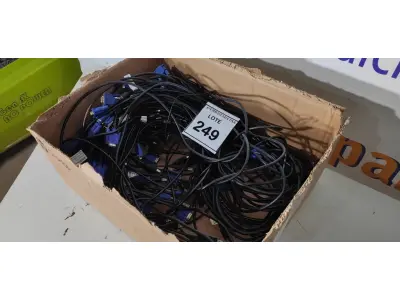 LOTE 249 - 01 CAIXA COM CABOS VGA PARA COMPUTADORES. (NO ESTADO EM QUE SE ENCONTRA. SUJEITO A AVARIAS OCULTAS/VISÍVEIS.)