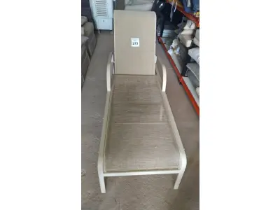 LOTE 273 - 01 ESPREGUIÇADEIRA. (NO ESTADO EM QUE SE ENCONTRA. SUJEITO A AVARIAS OCULTAS/VISÍVEIS.) BF8580W