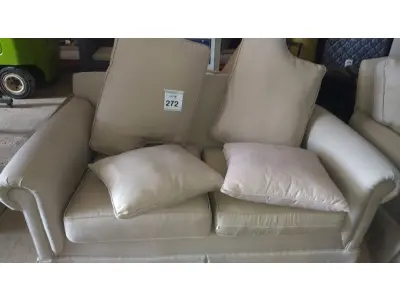 LOTE 272 - 01 SOFÁ 2 LUGARES NA COR CINZA. (NO ESTADO EM QUE SE ENCONTRA. SUJEITO A AVARIAS OCULTAS/VISÍVEIS.) AV9474K