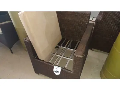 LOTE 266 - 01 POLTRONA DE JARDIM. (NO ESTADO EM QUE SE ENCONTRA. SUJEITO A AVARIAS OCULTAS/VISÍVEIS.) BH1587A