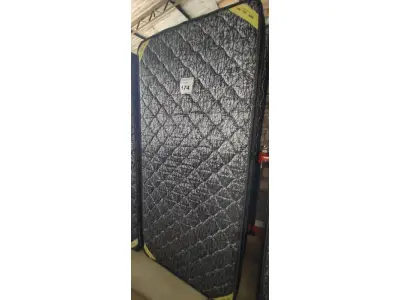 LOTE 174 - 01 COLCHÃO SOLTEIRO COM BASE 1,88CM X 0,88CM. (NO ESTADO EM QUE SE ENCONTRA. SUJEITO A AVARIAS OCULTAS/VISÍVEIS.) BJ7220M