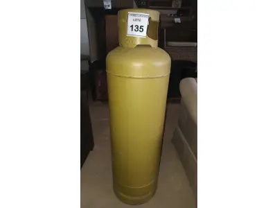 LOTE 135 - 01 BOTIJÃO DE GÁS VAZIO P45. (NO ESTADO EM QUE SE ENCONTRA. SUJEITO A AVARIAS OCULTAS/VISÍVEIS.)
