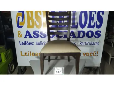 LOTE 147 - 01 CADEIRA DE JANTAR . (NO ESTADO EM QUE SE ENCONTRA. SUJEITO A AVARIAS OCULTAS/VISÍVEIS.) AU2145K