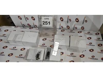 LOTE 251 - 09 CAIXAS COM FECHADURAS. (NO ESTADO EM QUE SE ENCONTRA. SUJEITO A AVARIAS OCULTAS/VISÍVEIS.)