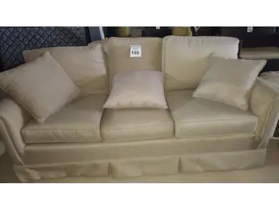 LOTE 155 - 01 SOFÁ 3 LUGARES NA COR CINZA. (NO ESTADO EM QUE SE ENCONTRA. SUJEITO A AVARIAS OCULTAS/VISÍVEIS.) BF8490U