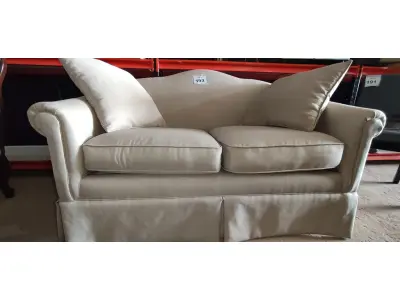 LOTE 193 - 01 SOFÁ 2 LUGARES NA COR CINZA. (NO ESTADO EM QUE SE ENCONTRA. SUJEITO A AVARIAS OCULTAS/VISÍVEIS.) BF8526N