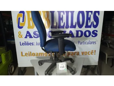 LOTE 153 - 01 CADEIRA DE ESCRITÓRIO NA COR AZUL. (NO ESTADO EM QUE SE ENCONTRA. SUJEITO A AVARIAS OCULTAS/VISÍVEIS.)
