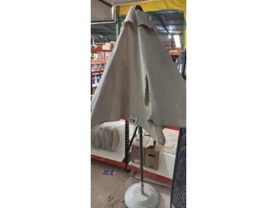 LOTE 178 - 01 GUARDA SOL COM BASE. (NO ESTADO EM QUE SE ENCONTRA. SUJEITO A AVARIAS OCULTAS/VISÍVEIS.) BH1638S