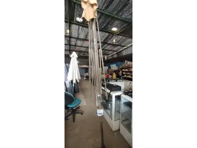 LOTE 180 - 01 GUARDA SOL COM BASE. (NO ESTADO EM QUE SE ENCONTRA. SUJEITO A AVARIAS OCULTAS/VISÍVEIS.) BF8580V