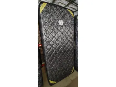 LOTE 173 - 01 COLCHÃO SOLTEIRO COM BASE 1,88CM X 0,88CM. (NO ESTADO EM QUE SE ENCONTRA. SUJEITO A AVARIAS OCULTAS/VISÍVEIS.) BJ7222L