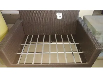 LOTE 144 - 01 SOFÁ DE JARDIM. (NO ESTADO EM QUE SE ENCONTRA. SUJEITO A AVARIAS OCULTAS/VISÍVEIS.) BH1579R