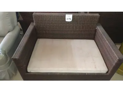 LOTE 270 - 01 SOFÁ DE JARDIM. (NO ESTADO EM QUE SE ENCONTRA. SUJEITO A AVARIAS OCULTAS/VISÍVEIS.) BH1579M