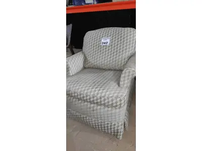 LOTE 242 - 01 POLTRONA. (NO ESTADO EM QUE SE ENCONTRA. SUJEITO A AVARIAS OCULTAS/VISÍVEIS.) AV9513J