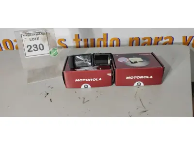LOTE 230 - 02 MOTOROLAS RAZR V3 BLACK. (NO ESTADO EM QUE SE ENCONTRA. SUJEITO A AVARIAS OCULTAS/VISÍVEIS.) DS4NGWKG6C, DS4NGWKCCM