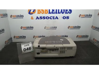 LOTE 046 - 01 PROJETOR MARCA SHARP. (NO ESTADO) ATENÇÃO! FAZER A VISITAÇÃO ANTES DE ARREMATAR, NÃO SABEMOS SE FUNCIONA, LEILÃO NÃO TEM GARANTIA E NEM DEVOLUÇÃO, SUJEITO A POSSÍVEIS AVARIAS VISÍVEIS/OCULTAS E/OU AUSÊNCIA DE COMPONENTES.