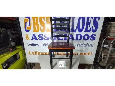 LOTE 241 - 01 CADEIRA PARA COZINHA. (NO ESTADO EM QUE SE ENCONTRA. SUJEITO A AVARIAS OCULTAS/VISÍVEIS.) AV9942W