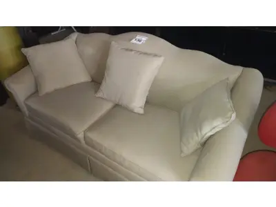 LOTE 136 - 01 SOFÁ 3 LUGARES NA COR CINZA. (NO ESTADO EM QUE SE ENCONTRA. SUJEITO A AVARIAS OCULTAS/VISÍVEIS.) AV9996P