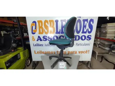 LOTE 179 - 01 CADEIRA DE ESCRITÓRIO NA COR AZUL (NO ESTADO EM QUE SE ENCONTRA. SUJEITO A AVARIAS OCULTAS/VISÍVEIS.)