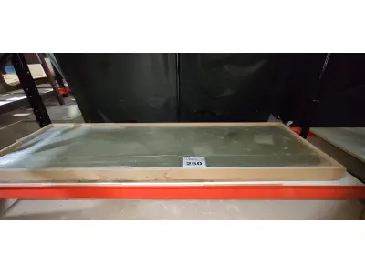 LOTE 250 - 03 VIDROS TEMPERADOS 1,50CM X 0,46CM. 0,8MM.  (NO ESTADO EM QUE SE ENCONTRA. SUJEITO A AVARIAS OCULTAS/VISÍVEIS.)