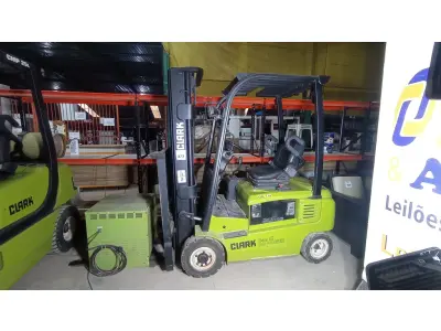 LOTE 373 - 01 EMPILHADEIRA CLARK GENEX POWER GEX 16 ELETRICA COM CARREGADOR. (NO ESTADO EM QUE SE ENCONTRA. SUJEITO A AVARIAS OCULTAS/VISÍVEIS.)