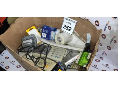 LOTE 252 - 01 CAIXA COM MATERIAIS DE ESCRITÓRIO E CALCULADORAS. (NO ESTADO EM QUE SE ENCONTRA. SUJEITO A AVARIAS OCULTAS/VISÍVEIS.)