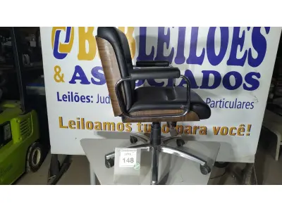 LOTE 148 - 01 CADEIRA DE ESCRITÓRIO COM RODINHAS. (NO ESTADO EM QUE SE ENCONTRA. SUJEITO A AVARIAS OCULTAS/VISÍVEIS.) AV9435B