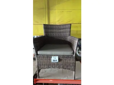 LOTE 301 - 01 CADEIRA DE JARDIM. (NO ESTADO EM QUE SE ENCONTRA. SUJEITO A AVARIAS OCULTAS/VISÍVEIS.) BF8659X