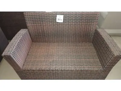 LOTE 277 - 01 SOFÁ DE JARDIM. (NO ESTADO EM QUE SE ENCONTRA. SUJEITO A AVARIAS OCULTAS/VISÍVEIS.) BJ7454P