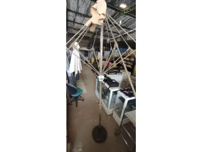 LOTE 180 - 01 GUARDA SOL COM BASE. (NO ESTADO EM QUE SE ENCONTRA. SUJEITO A AVARIAS OCULTAS/VISÍVEIS.) BF8580V