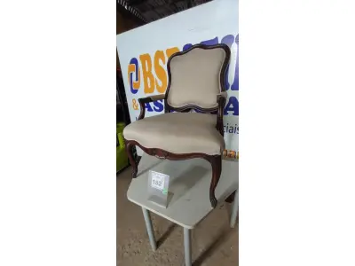 LOTE 182 - 01 POLTRONA. (NO ESTADO EM QUE SE ENCONTRA. SUJEITO A AVARIAS OCULTAS/VISÍVEIS.) BF8624S