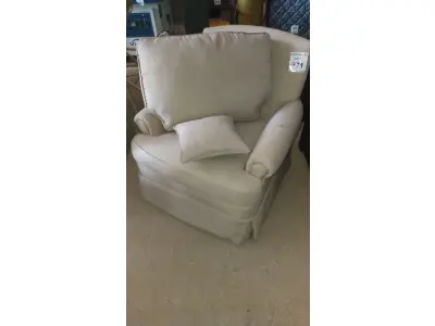 LOTE 271 - 01 POLTRONA. (NO ESTADO EM QUE SE ENCONTRA. SUJEITO A AVARIAS OCULTAS/VISÍVEIS.) BF8523A