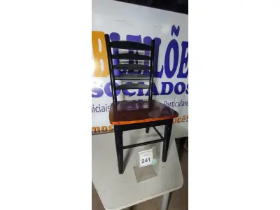 LOTE 241 - 01 CADEIRA PARA COZINHA. (NO ESTADO EM QUE SE ENCONTRA. SUJEITO A AVARIAS OCULTAS/VISÍVEIS.) AV9942W